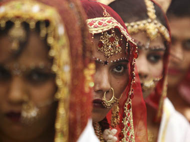 ATTITUDES TOWARDS DOWRY: A COMPAIRATIVE STUDY BETWEEN MARRIED AND UN MARRIED WOMEN.