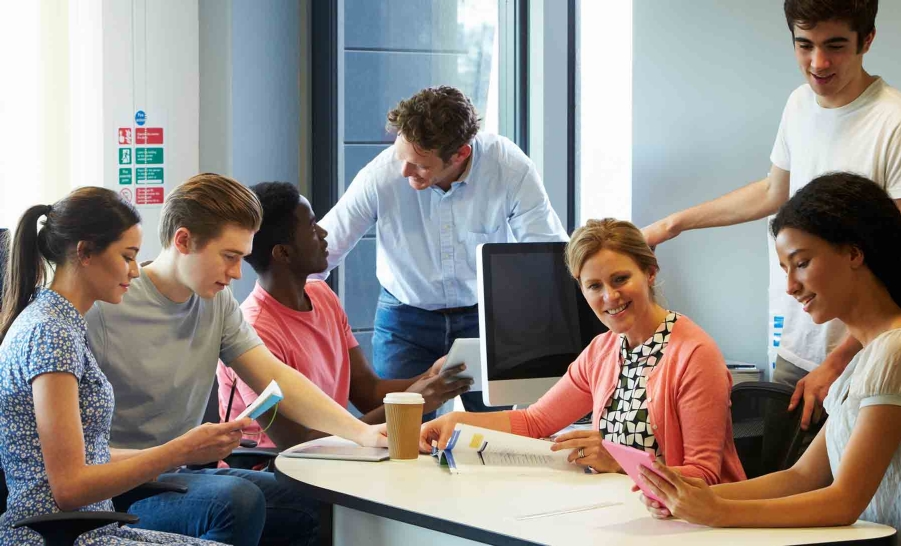 THE ROLE OF FACULTY MENTORSHIP IN ENCOURAGING RESEARCH AMONG STUDENTS THE ROLE OF FACULTY MENTORSHIP IN ENCOURAGING RESEARCH AMONG STUDENTS