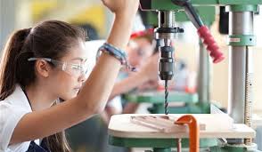 VOCATIONAL EDUCATION AND COMMUNICATIVE ENGLISH