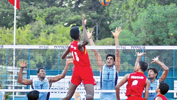 COMPARISON OF VO2 MAX AMONG BASKETBALL FOOTBALL  AND VOLLEYBALL PLAYERS