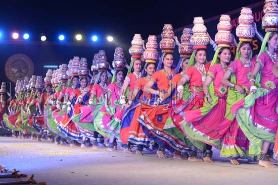 बंजारा स्त्रीयांचे सणाविषयक लोकगीते बंजारा स्त्रीयांचे सणाविषयक लोकगीते