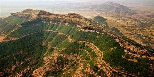 COMPARATIVE ANALYSIS OF HDI OF HILLY AND  NON-HILLY AREAS IN KOLHAPUR DISTRICT