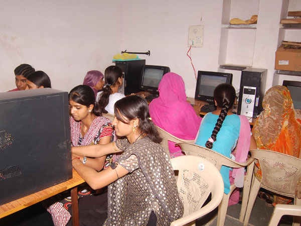 RELATIONSHIP BETWEEN EDUCATION AND FLFP IN RURAL INDIA THROUGH A SURVEY IN PATIYALI (UP) RELATIONSHIP BETWEEN EDUCATION AND FLFP IN RURAL INDIA THROUGH A SURVEY IN PATIYALI (UP)