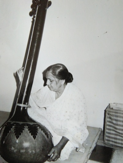 प्रा. कुमुदताई हिरुरकर यांनी निबध्द केलेल्या ‘शिवरंजनी’ या रागातील बंदिशींचे सांगीतिक समिक्षण प्रा. कुमुदताई हिरुरकर यांनी निबध्द केलेल्या ‘शिवरंजनी’ या रागातील बंदिशींचे सांगीतिक समिक्षण