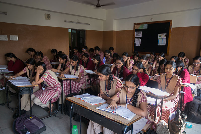 READING ACHIEVEMENT AMONG SECONDARY SCHOOL STUDENTS IN TERMS OF SELECTED DEMOGRAPHIC VARIABLES READING ACHIEVEMENT AMONG SECONDARY SCHOOL STUDENTS IN TERMS OF SELECTED DEMOGRAPHIC VARIABLES